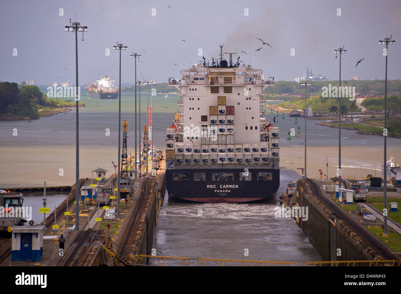 Schiffe im Abschnitt Miraflores Schleuse des Panamakanals Stockfoto