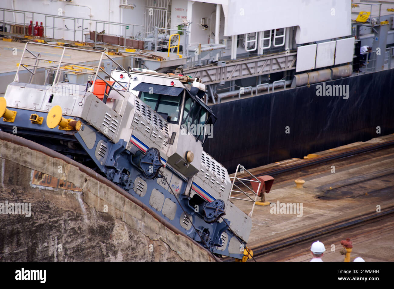 Schiffe im Abschnitt Miraflores Schleuse des Panamakanals Stockfoto