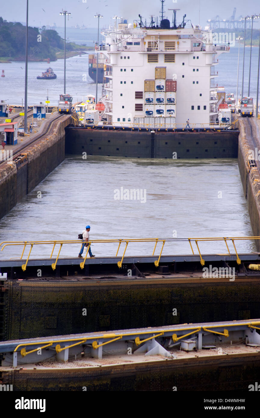 Schiffe im Abschnitt Miraflores Schleuse des Panamakanals Stockfoto