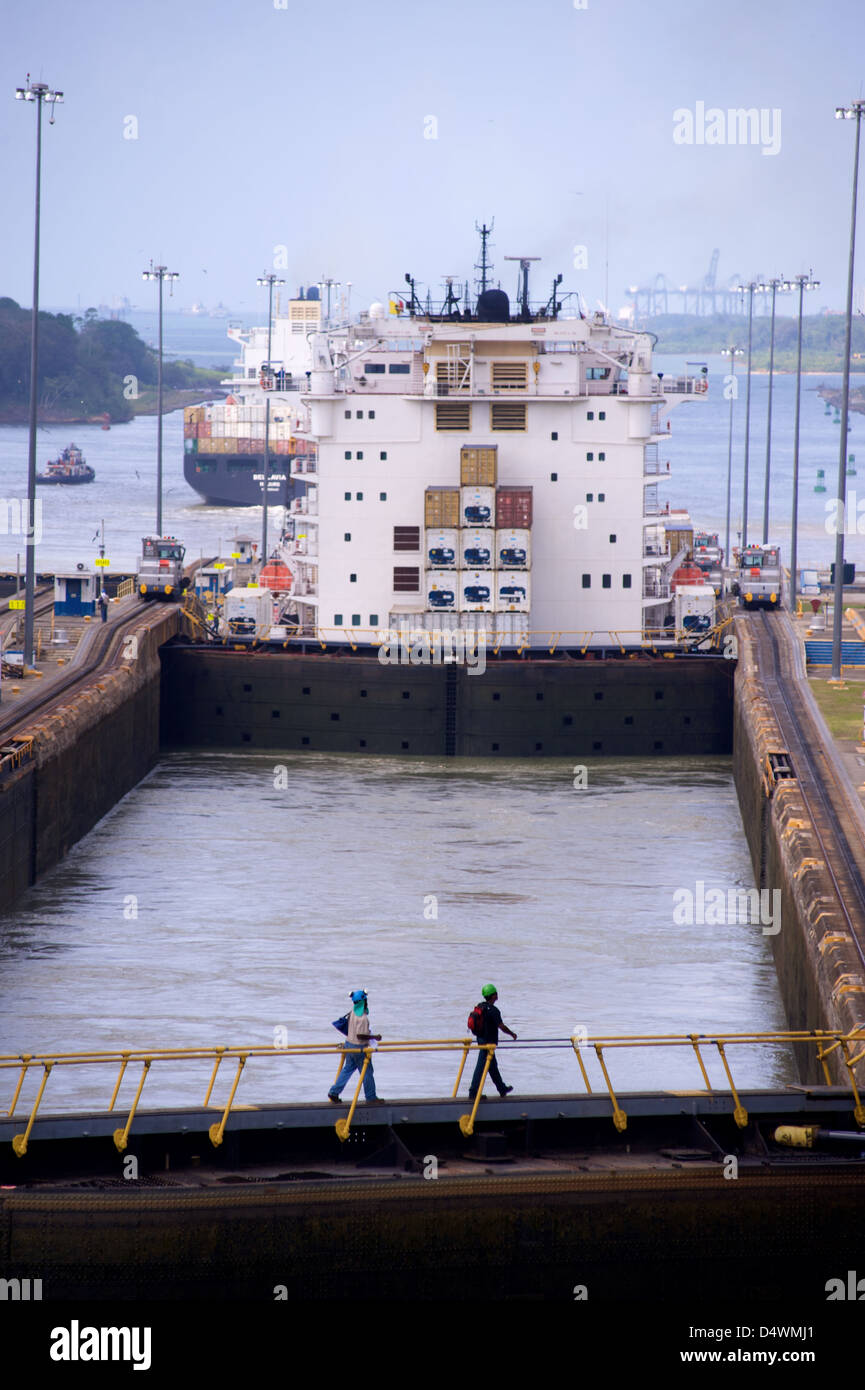 Schiffe im Abschnitt Miraflores Schleuse des Panamakanals Stockfoto