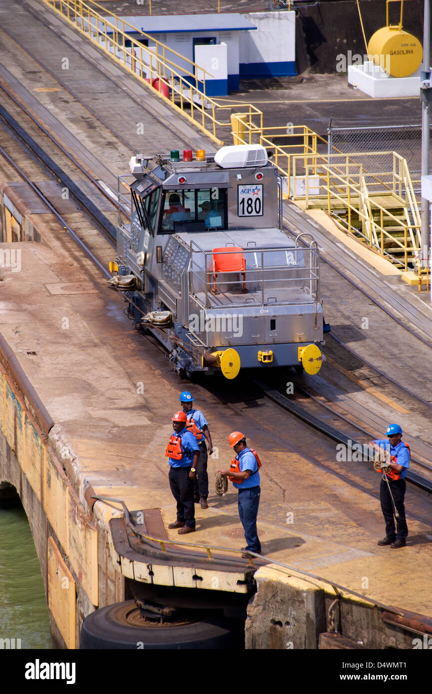 Schiffe im Abschnitt Miraflores Schleuse des Panamakanals Stockfoto