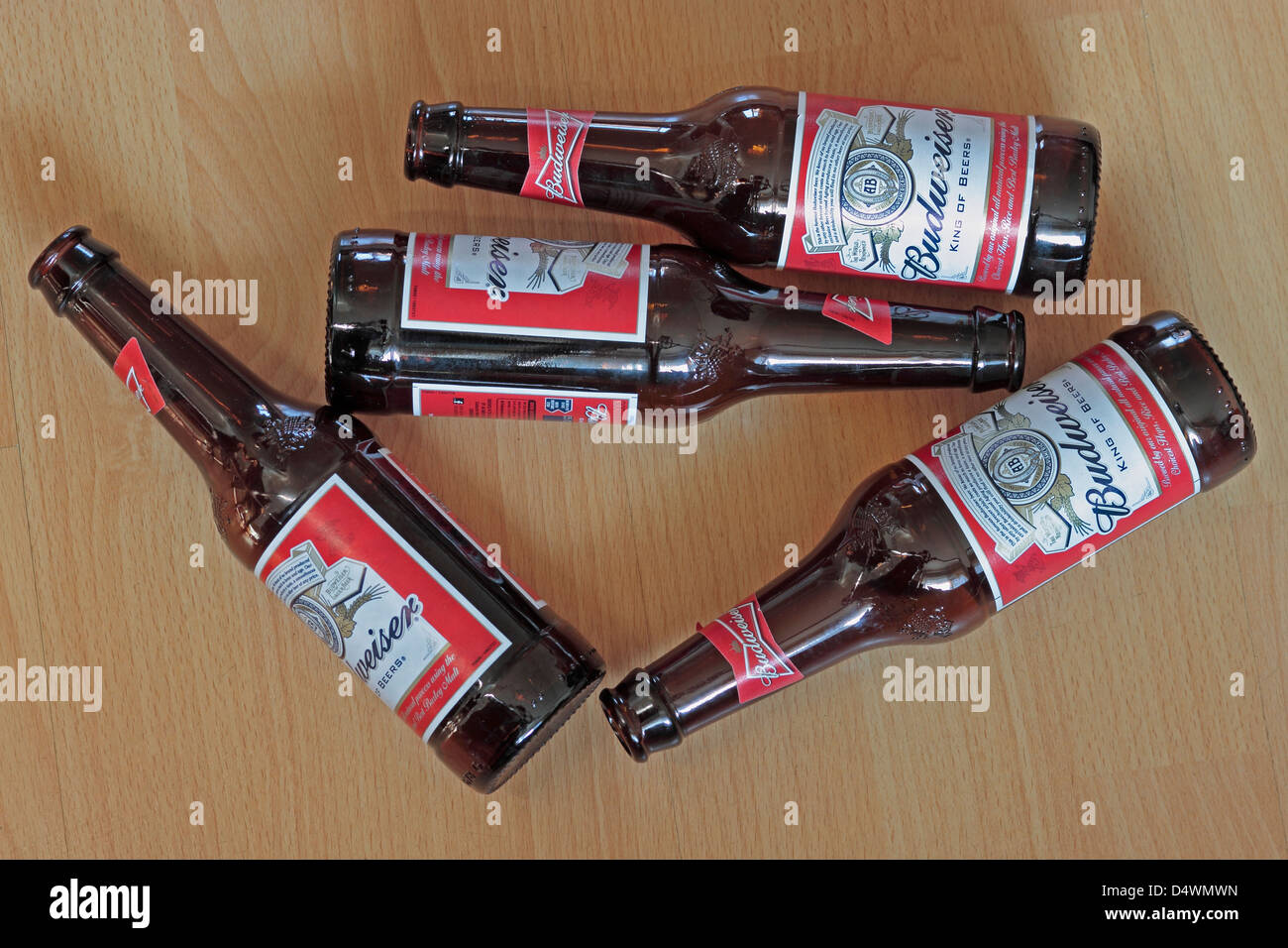 Vier leere Budweiser Bier Flaschen am Boden Stockfoto