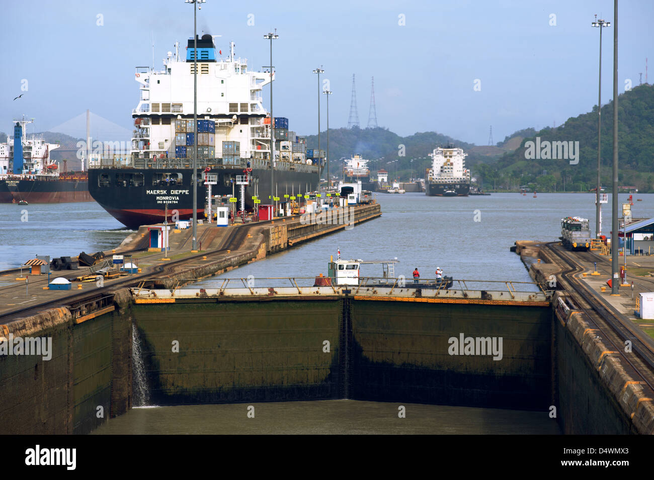 Schiffe im Abschnitt Miraflores Schleuse des Panamakanals Stockfoto