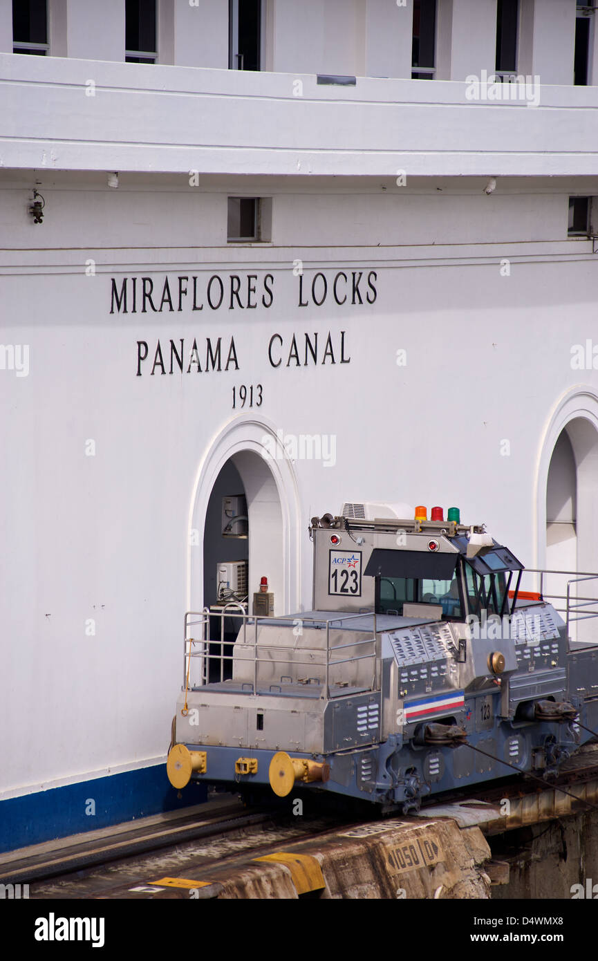 Schiffe im Abschnitt Miraflores Schleuse des Panamakanals Stockfoto