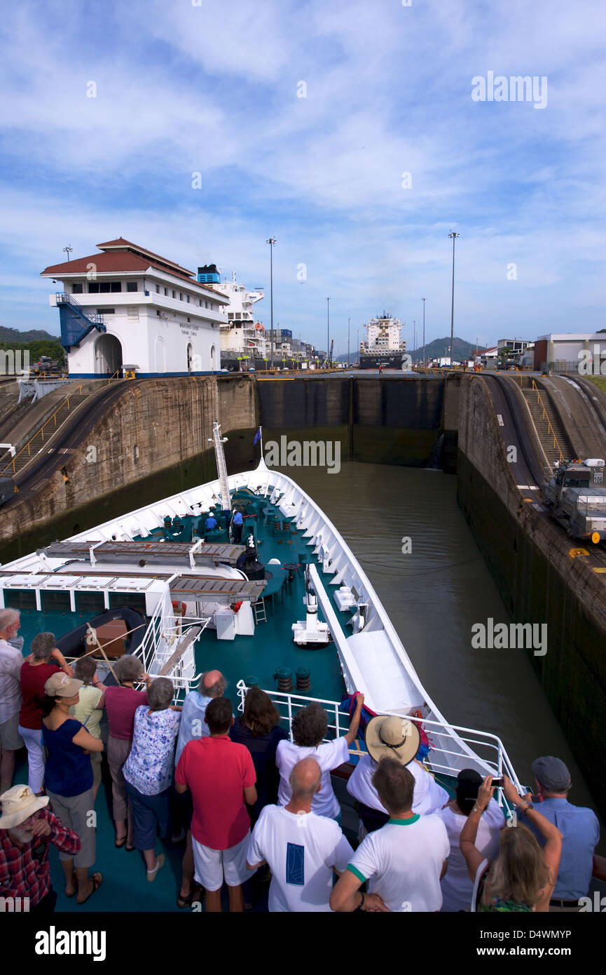 Schiffe im Abschnitt Miraflores Schleuse des Panamakanals Stockfoto