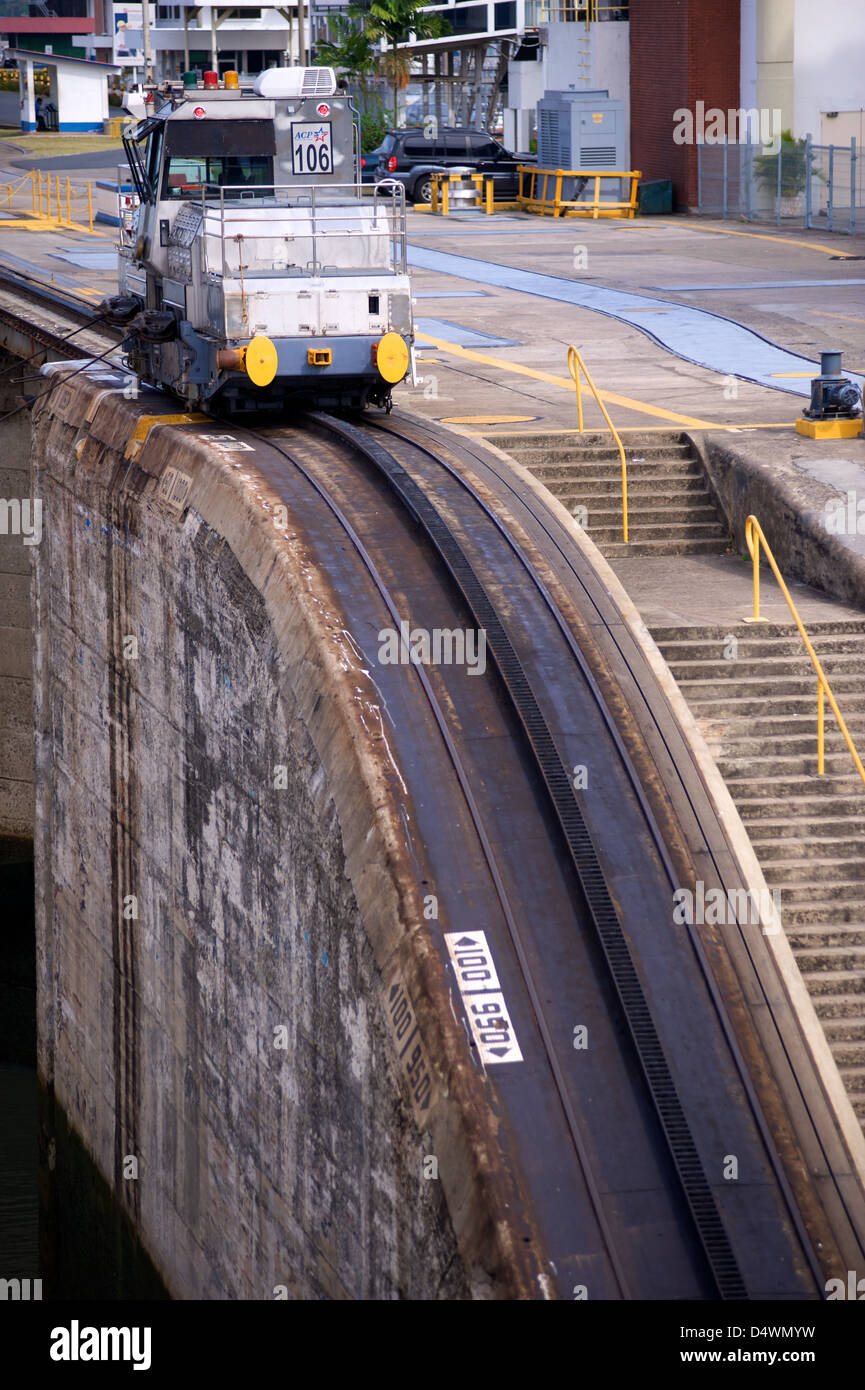 Schiffe im Abschnitt Miraflores Schleuse des Panamakanals Stockfoto