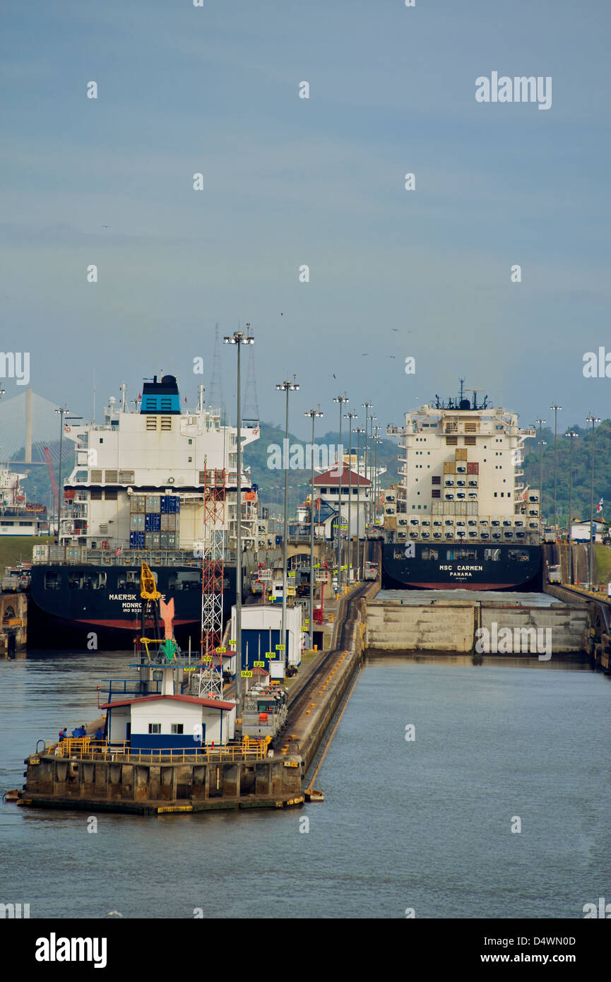 Schiffe im Abschnitt Miraflores Schleuse des Panamakanals Stockfoto