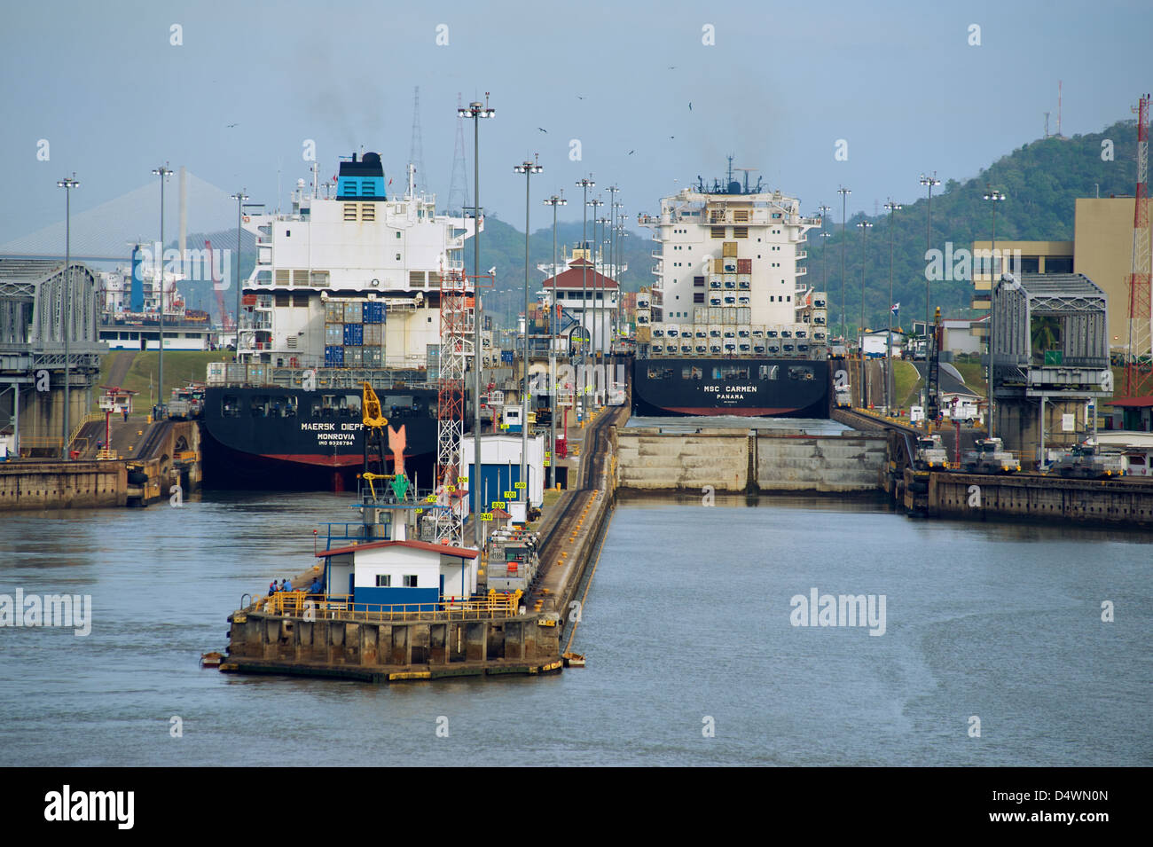 Schiffe im Abschnitt Miraflores Schleuse des Panamakanals Stockfoto