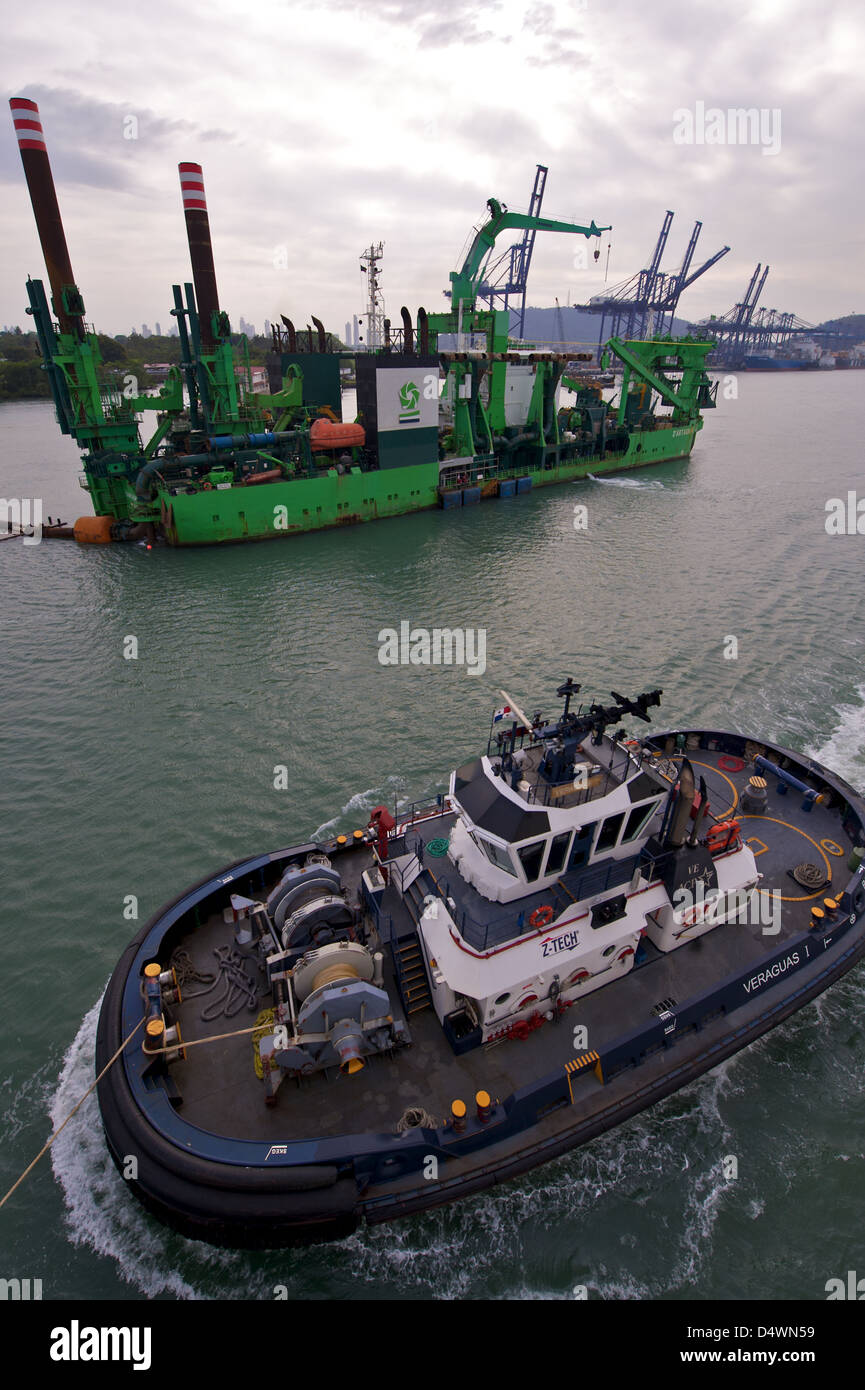 Schiffe im Abschnitt Miraflores Schleuse des Panamakanals Stockfoto