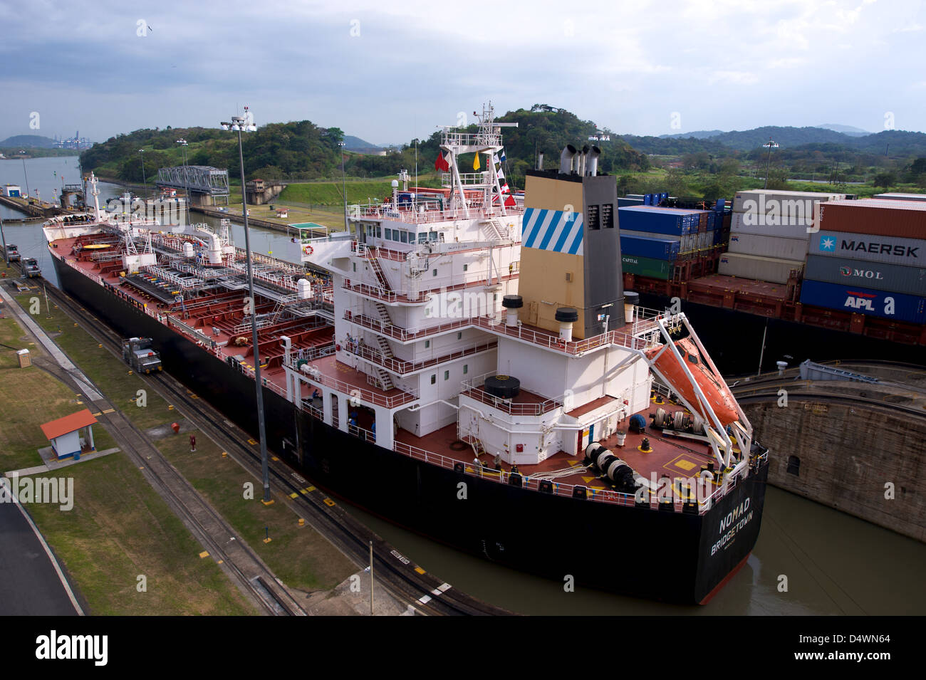 Schiffe im Abschnitt Miraflores Schleuse des Panamakanals Stockfoto