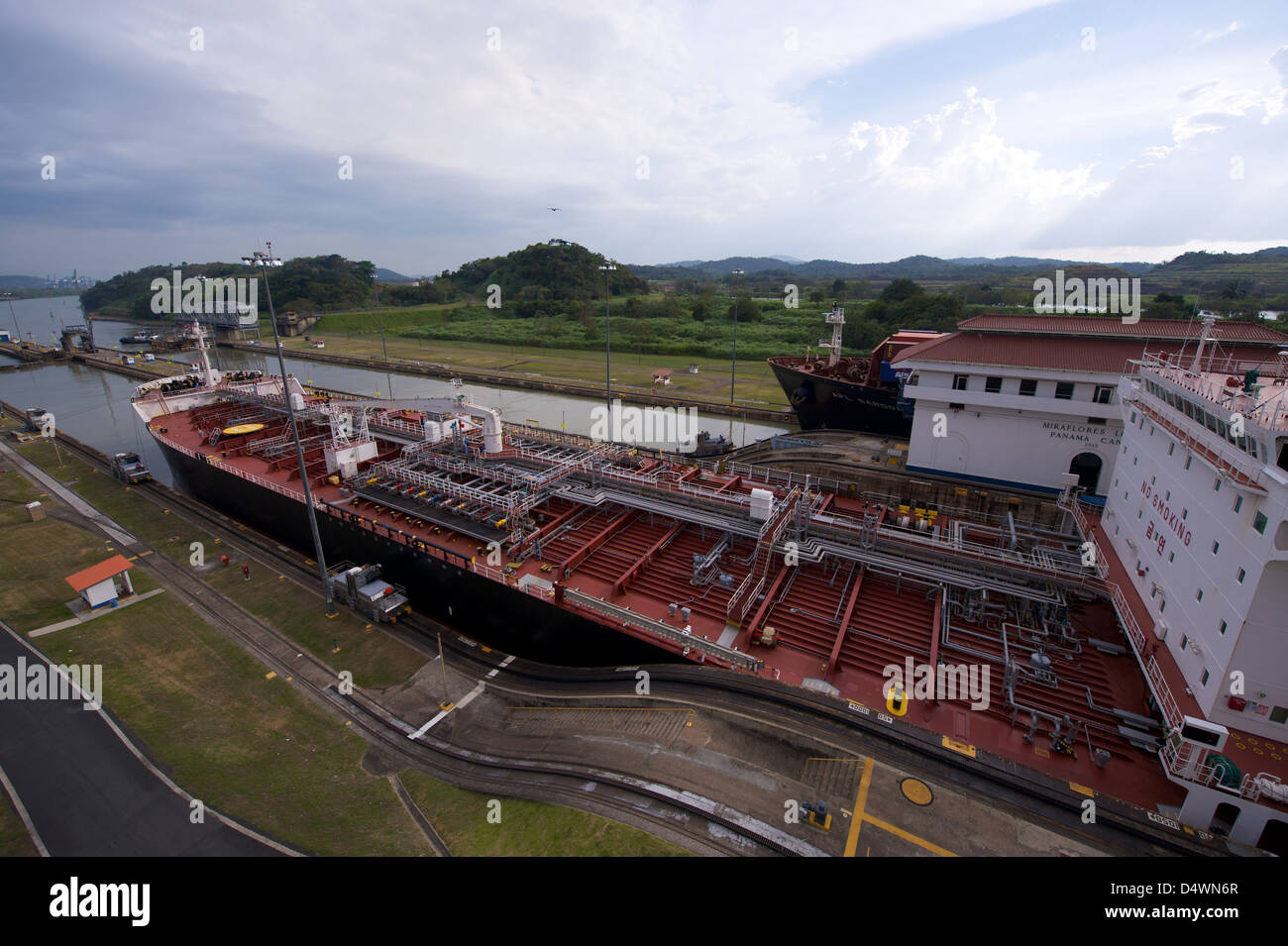 Schiffe im Abschnitt Miraflores Schleuse des Panamakanals Stockfoto
