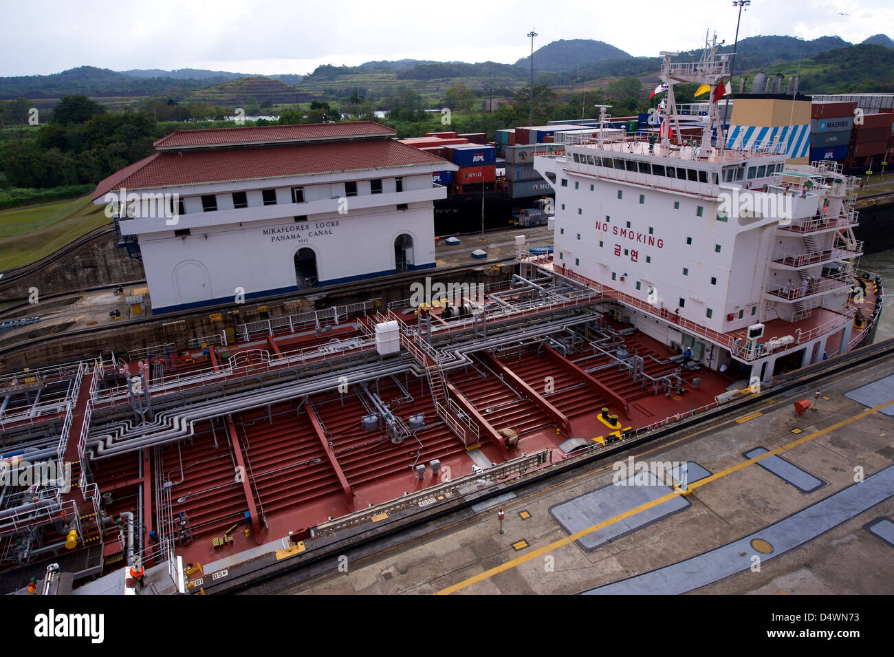 Schiffe im Abschnitt Miraflores Schleuse des Panamakanals Stockfoto
