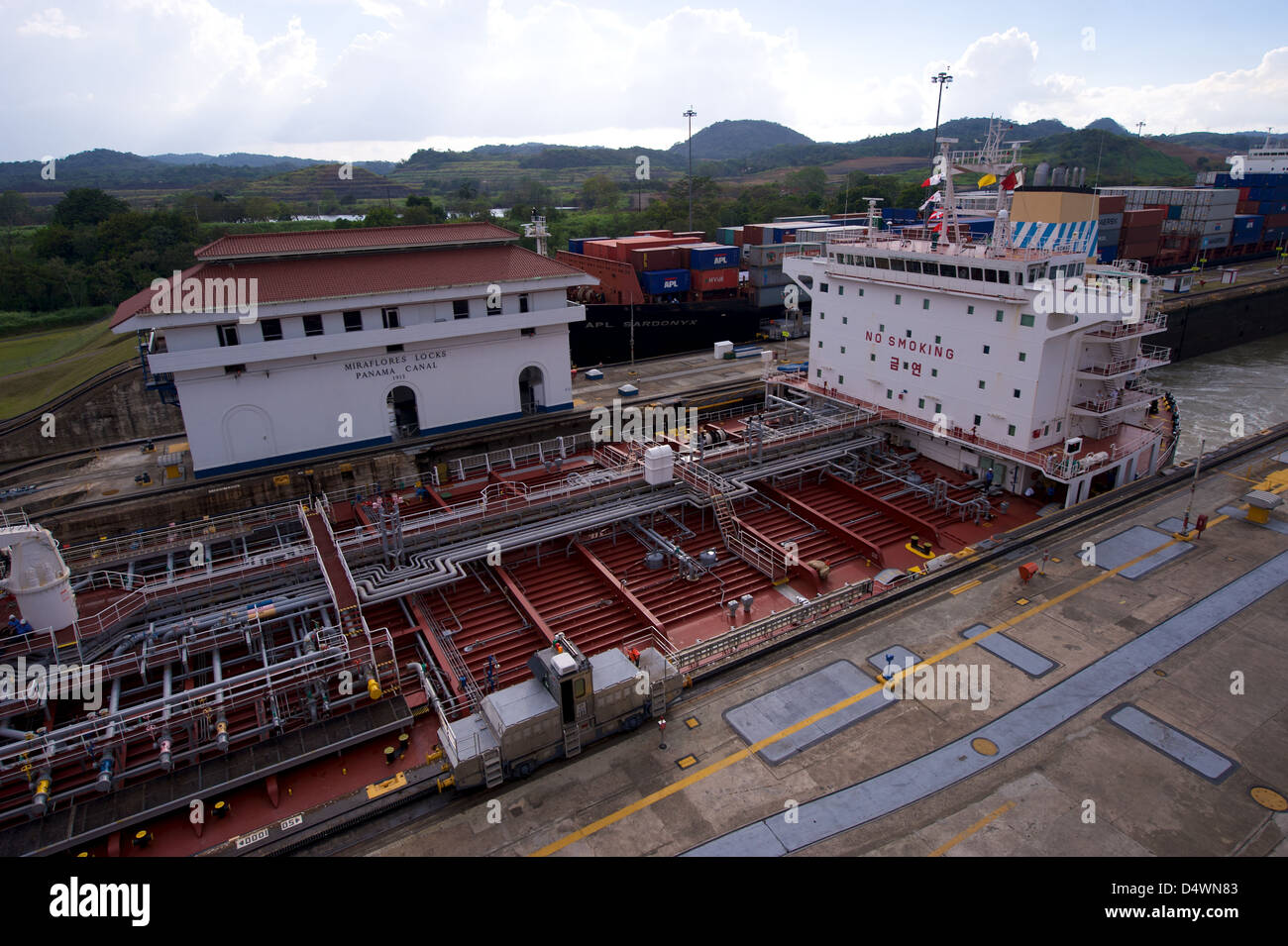 Schiffe im Abschnitt Miraflores Schleuse des Panamakanals Stockfoto