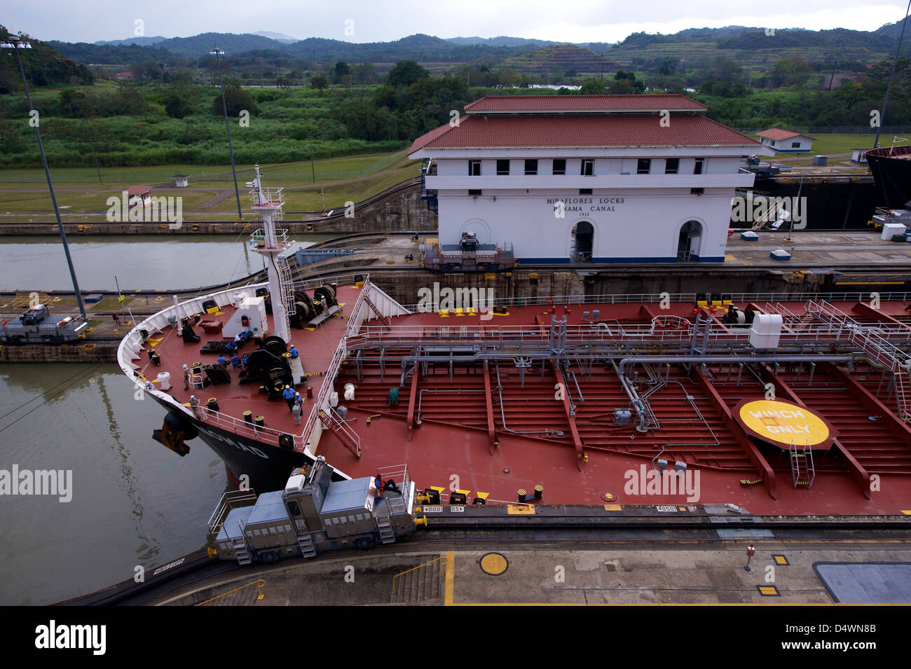 Schiffe im Abschnitt Miraflores Schleuse des Panamakanals Stockfoto
