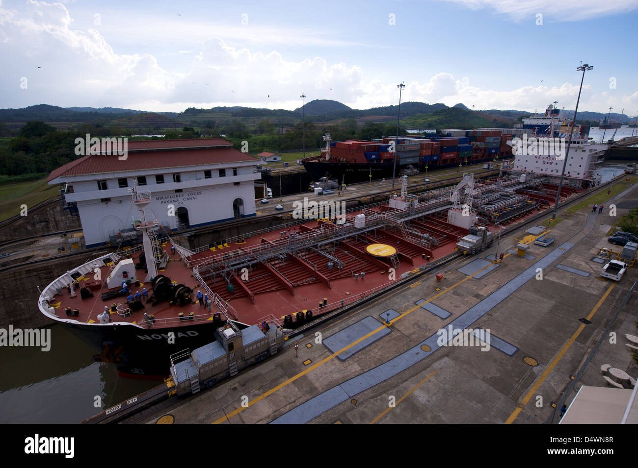 Schiffe im Abschnitt Miraflores Schleuse des Panamakanals Stockfoto