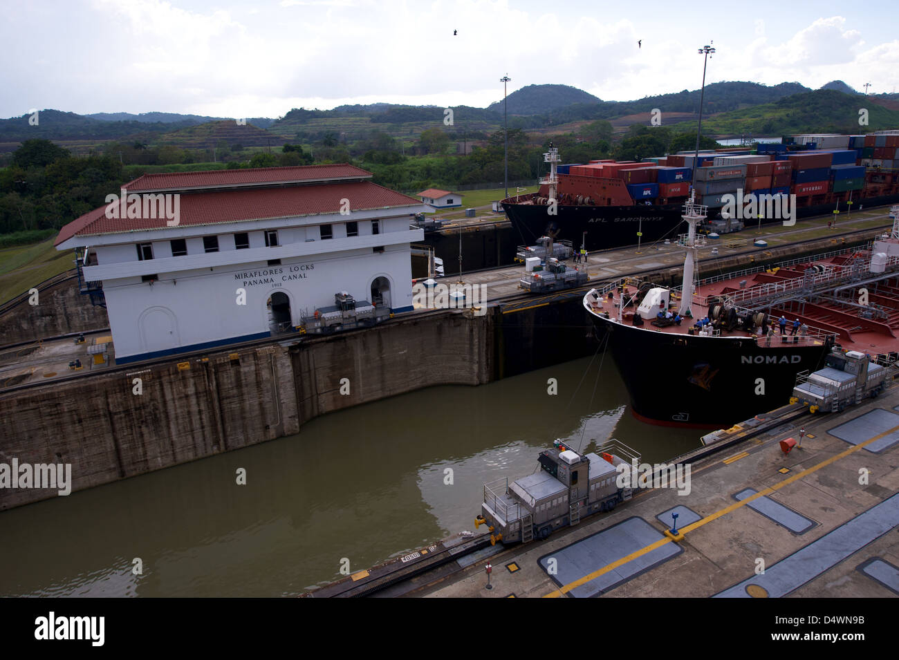 Schiffe im Abschnitt Miraflores Schleuse des Panamakanals Stockfoto