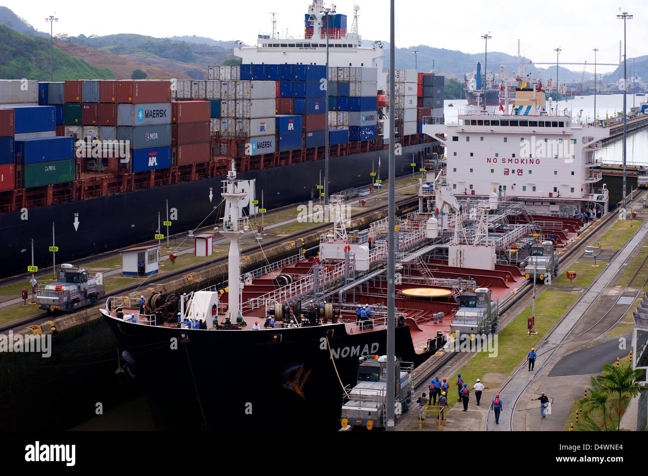 Schiffe im Abschnitt Miraflores Schleuse des Panamakanals Stockfoto