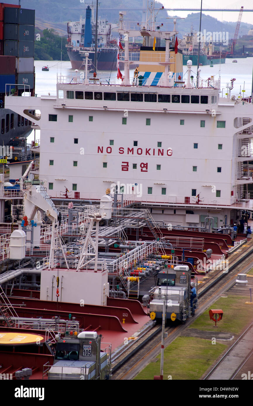 Schiffe im Abschnitt Miraflores Schleuse des Panamakanals Stockfoto