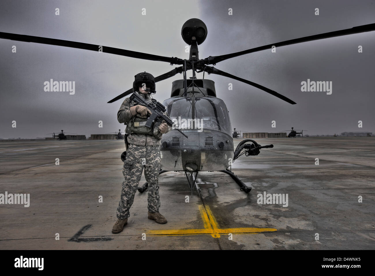 Hoher Dynamikbereich Bild eines Piloten vor einer OH - 58D Kiowa Hubschrauber am Camp Speicher, Tikrit, Irak. Stockfoto