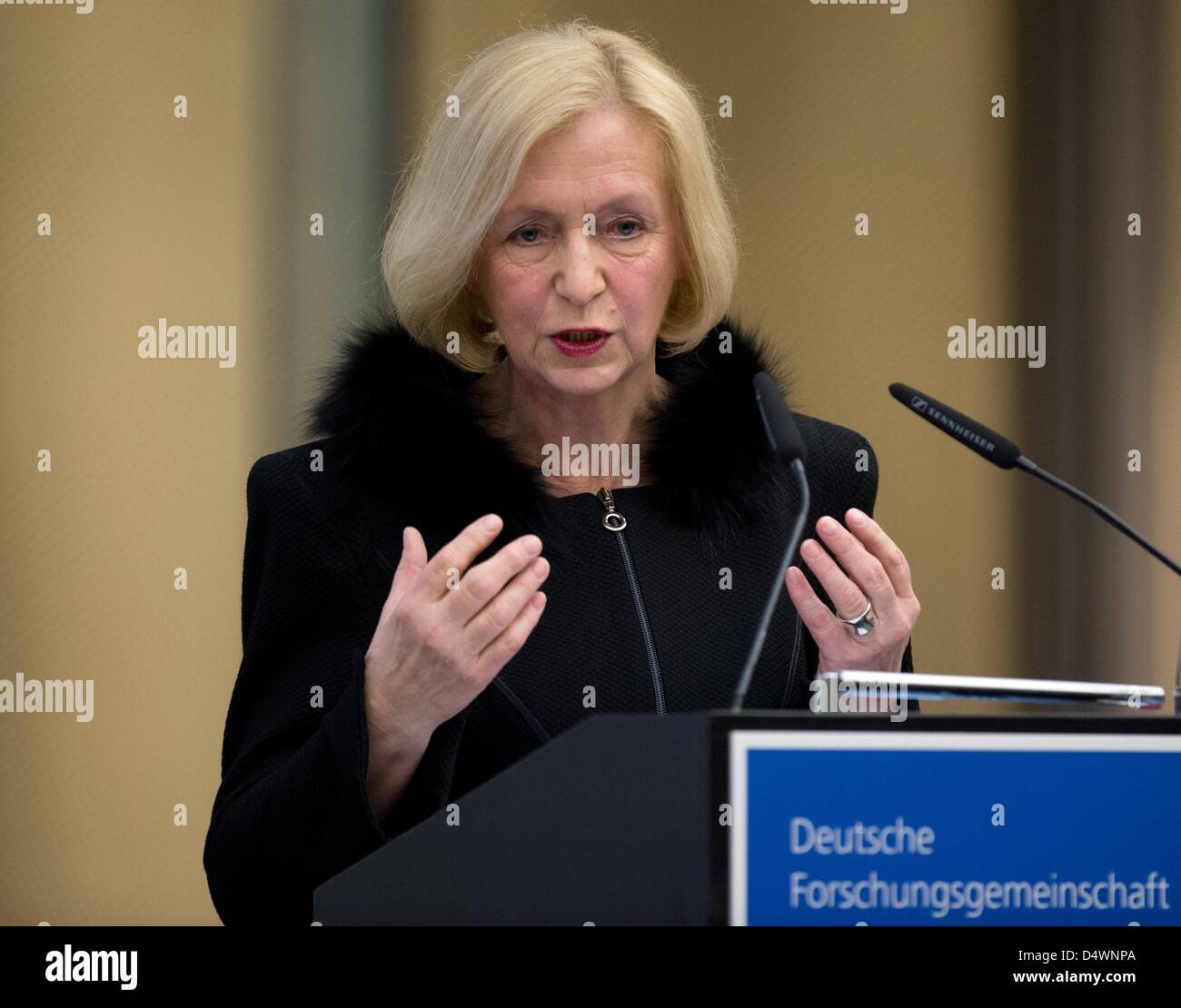 Deutsche Forschungsministerin Johanna Wanka Gespräche während der Gottfried-Wilhelm-Leibniz-Zeremonie in Berlin, Deutschland, 19. März 2013. Der Preis wird an außergewöhnlichen Wissenschaftler von der DFG vergeben. Foto: SOEREN STACHE Stockfoto