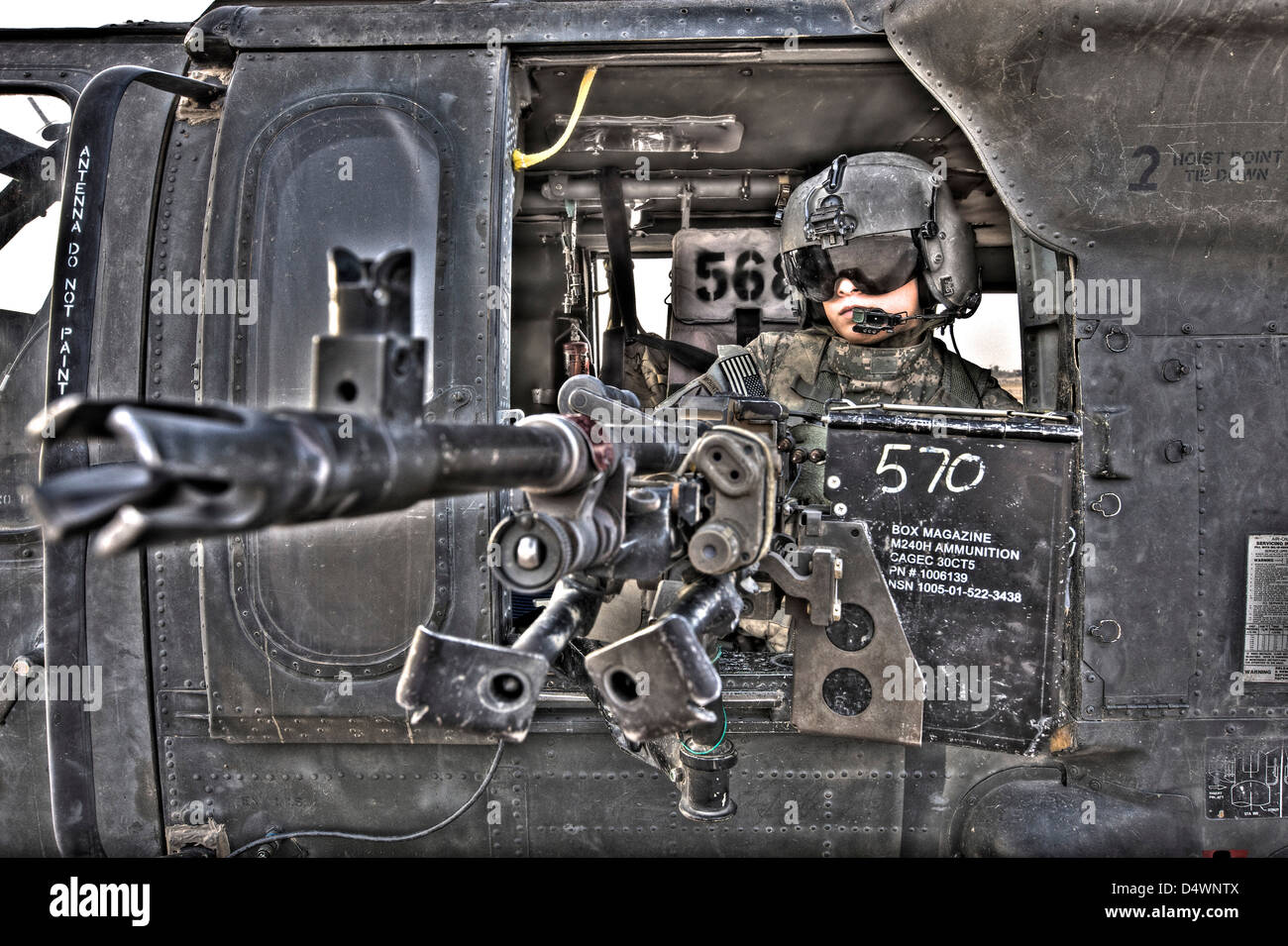 Hoher Dynamikbereich Bild des UH-60 Black Hawk Tür Kanonier Besatzung ein M240B Maschinengewehr, Tikrit, Irak. Stockfoto