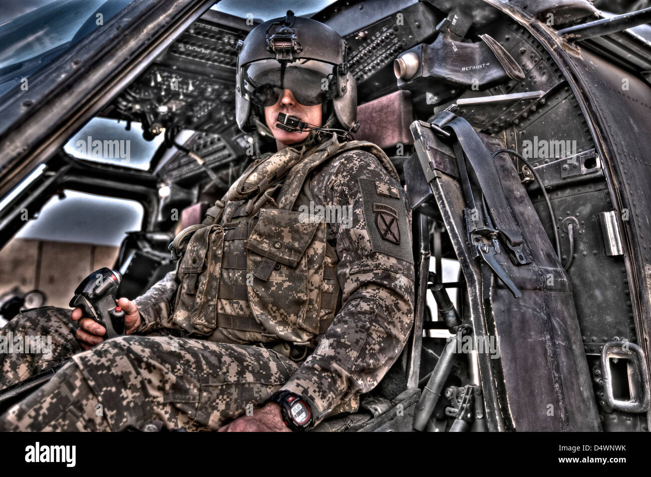 Hoher Dynamikbereich Bild der Pilot sitzt im Cockpit ein UH-60 Black Hawk Hubschrauber, Tikrit, Irak. Stockfoto