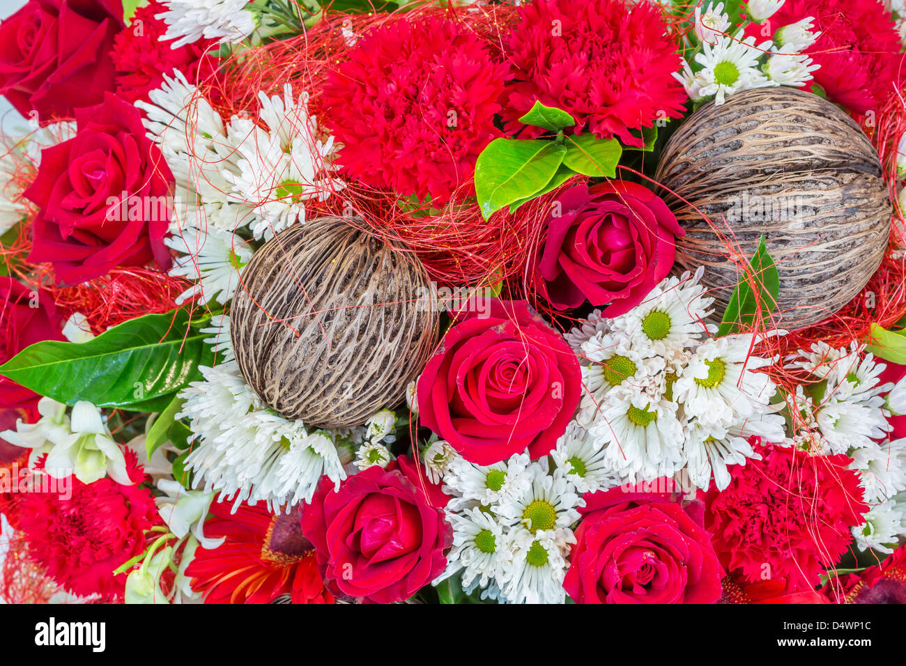 Blumen und Vase mit roten Rosen und Nelken Stockfoto