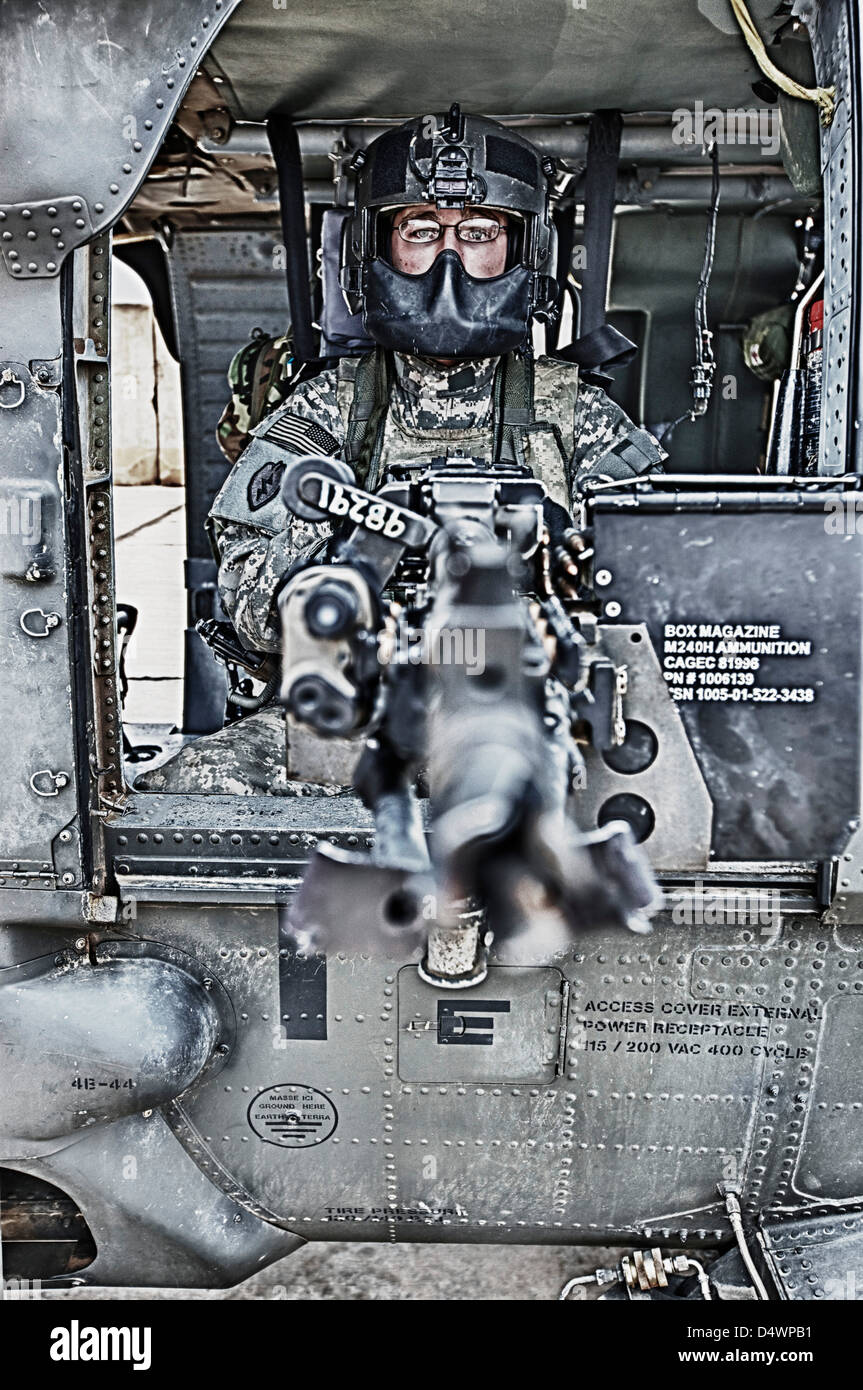 Hoher Dynamikbereich Bild des UH-60 Black Hawk Tür Kanonier Besatzung ein M240B Maschinengewehr, Tikrit, Irak. Stockfoto