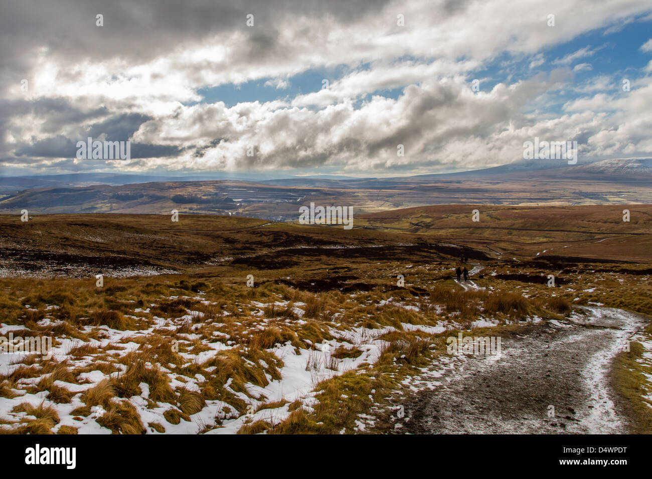 Von Pen-y-Gent, eines Yorkshire 3 Gipfel mit Blick auf die Ribblesdale Tal Richtung hinunter Stockfoto