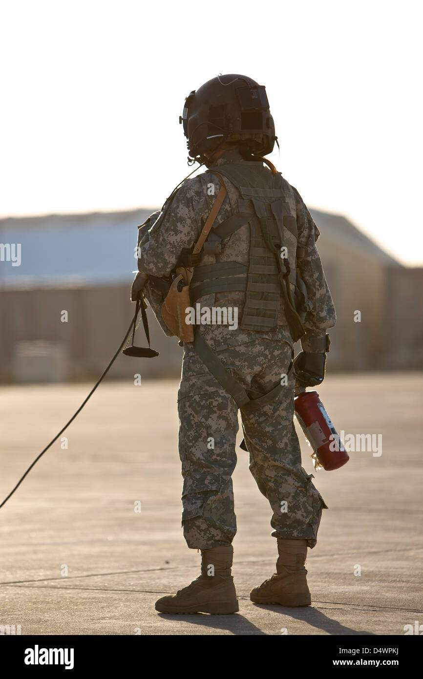 Ein UH-60 Black Hawk Flugbesatzungsmitglied steht mit einem Feuerlöscher, Tikrit, Irak. Stockfoto
