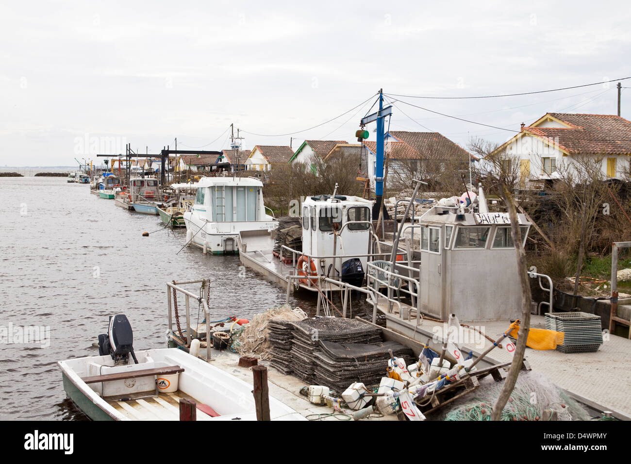 Die Austernzucht Hafen von Ares, Gironde, Frankreich Stockfoto