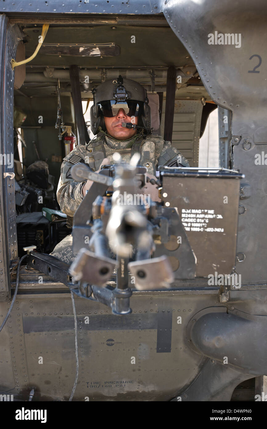 Ein UH-60 Black Hawk Tür Kanonier Besatzung ein M240B Maschinengewehr, Tikrit, Irak. Stockfoto