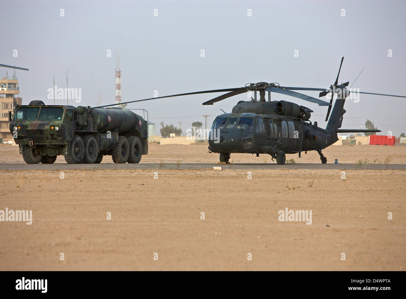 Ein US-Armee UH-60 Black Hawk-Hubschrauber mit seinen auftankenden LKW bei COB Speicher, Tikrit, Irak. Stockfoto