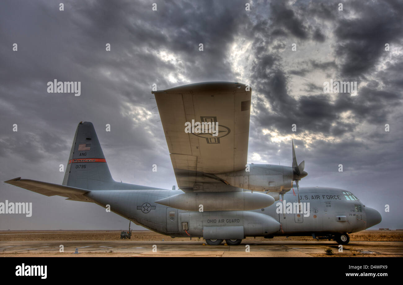 Hoher Dynamikbereich Bild eine US Luftwaffe c-130 Hercules, Tikrit, Irak. Stockfoto