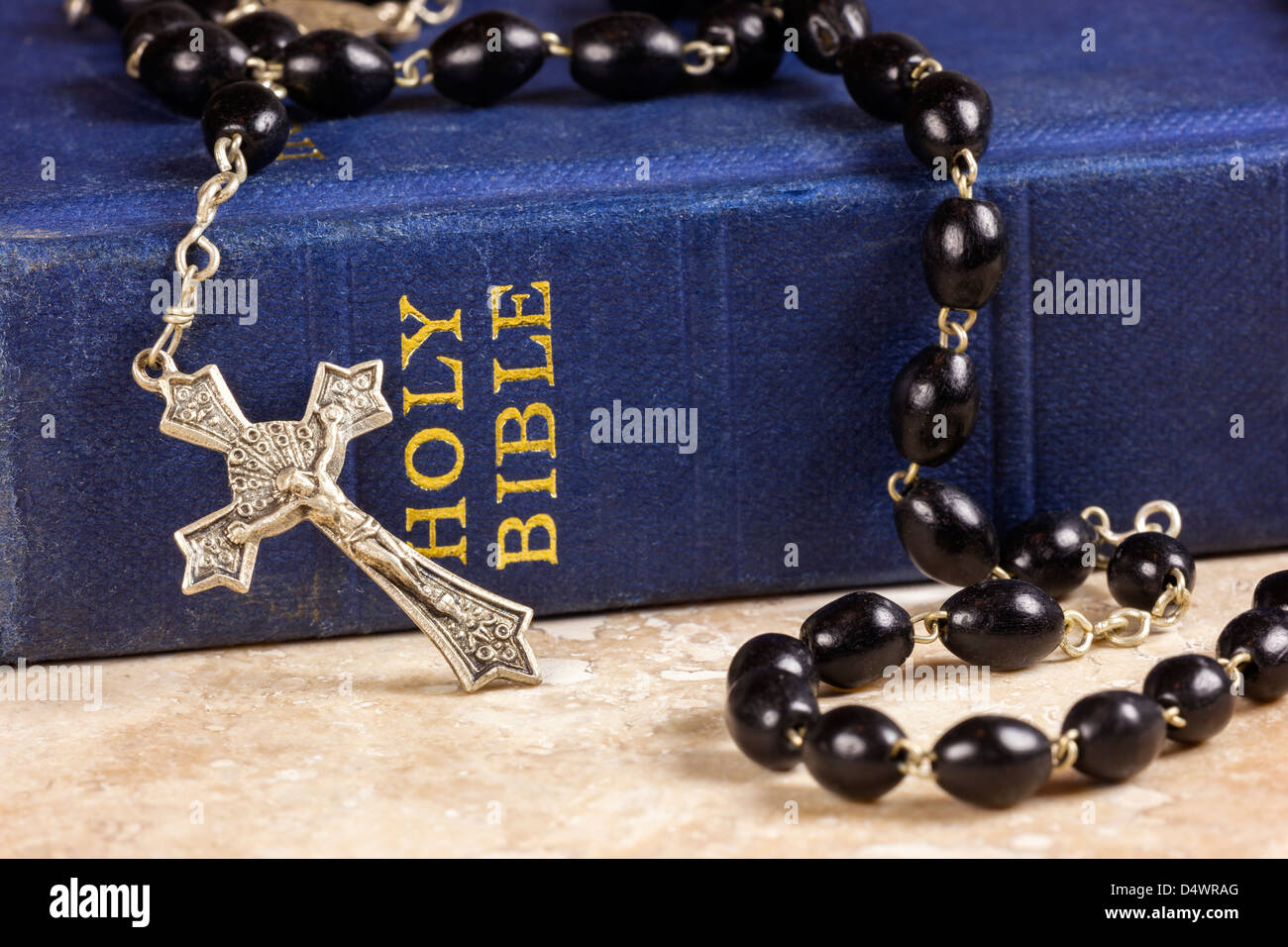 Rosenkranz und Kreuz liegend auf eine Bibel. Stockfoto