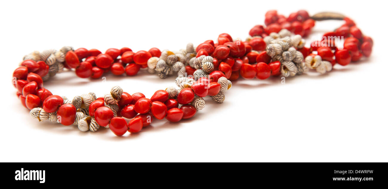 Urlaub Schmuck - einfache Halskette aus winzigen schwarzen und weißen Muscheln und leuchtend roten Samen von Rhynchosia Pyramidalis, Piule Stockfoto