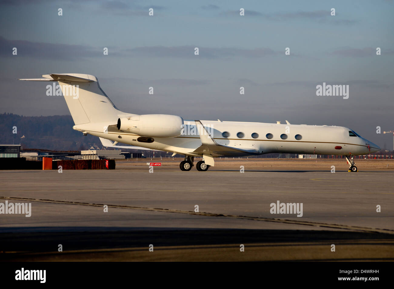 Flugplatz Stuttgart, Deutschland - VIP-Jet C-37A des obersten Hauptquartier der Alliierten Mächte Europa, United States Air Forces in Europe. Stockfoto