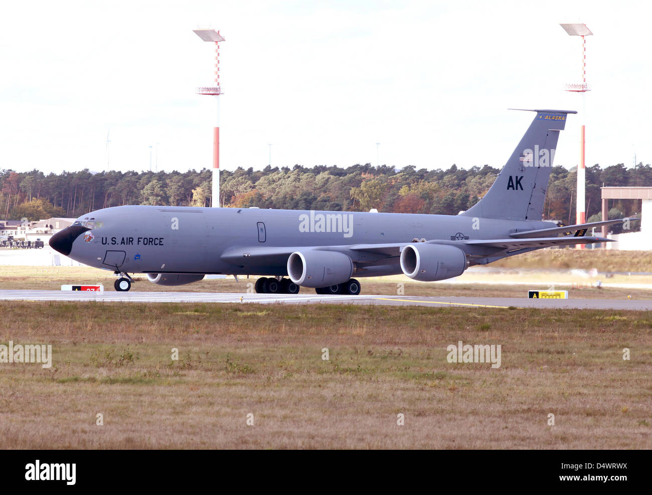 Eine KC-135R Stratotanker von der Alaska National Guard 168. ARS des Rollens bei Ramstein Air Base, Deutschland. Stockfoto