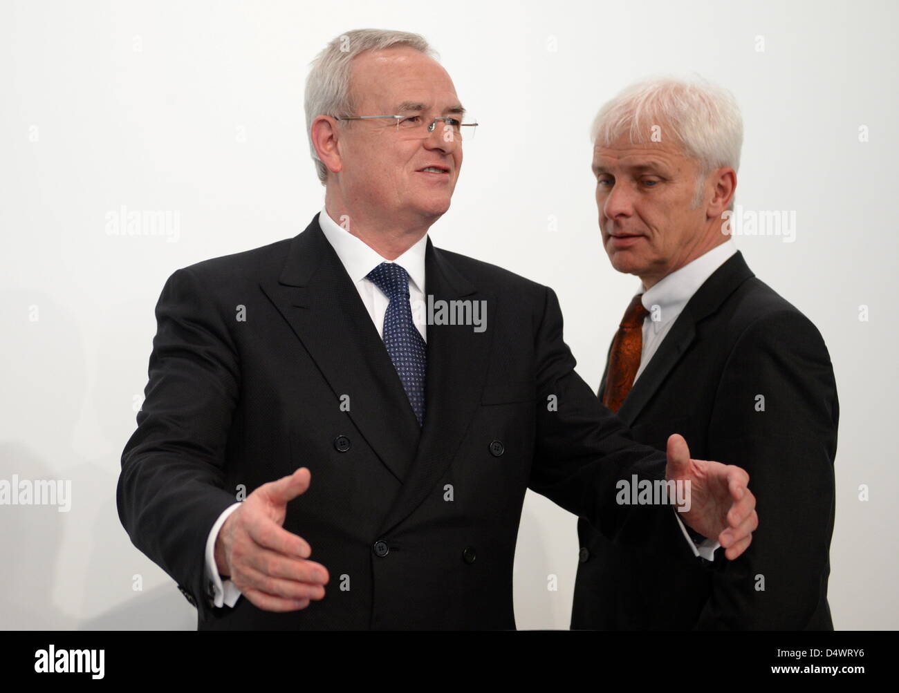 Martin Winterkorn (L), CEO der Porsche Automobil Holding SE und Vorstandsmitglied Matthias