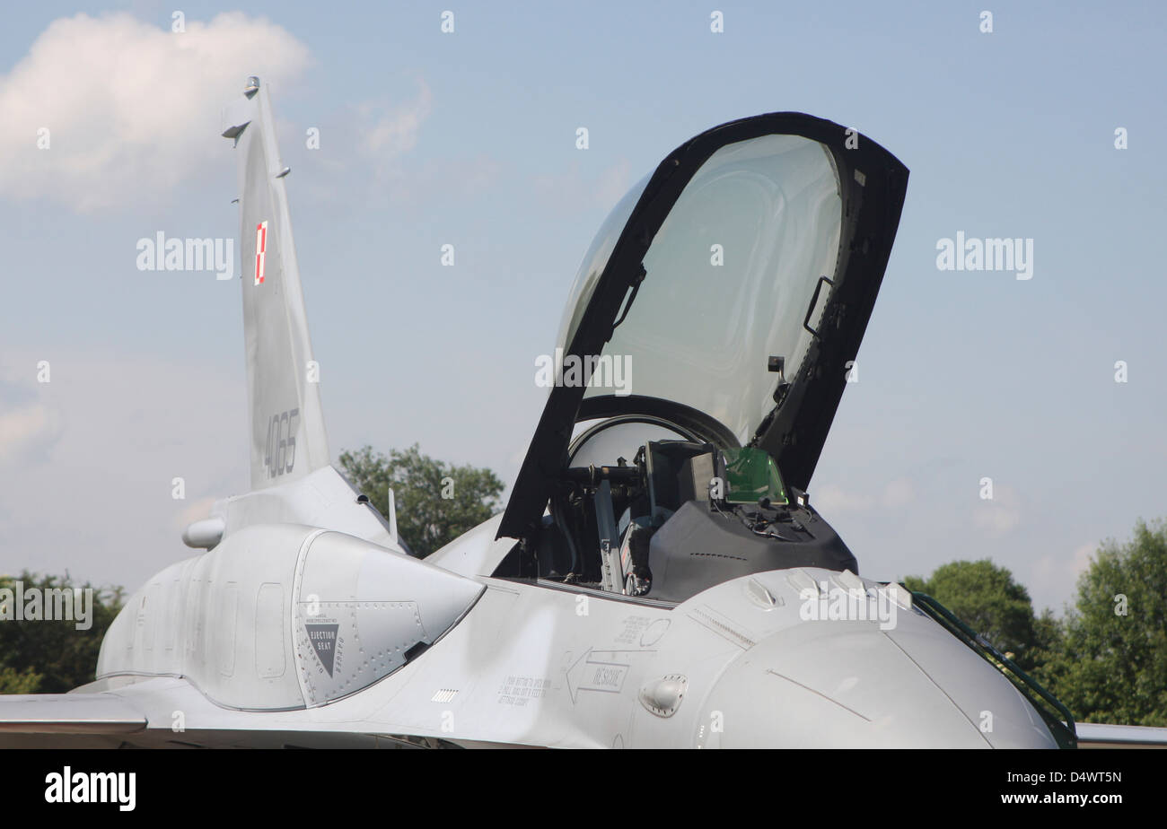 Nahaufnahme von Cockpit und konforme Kraftstofftanks auf polnische Luftwaffe F - 16C Block 52, Flugplatz Lechfeld, Deutschland. Stockfoto