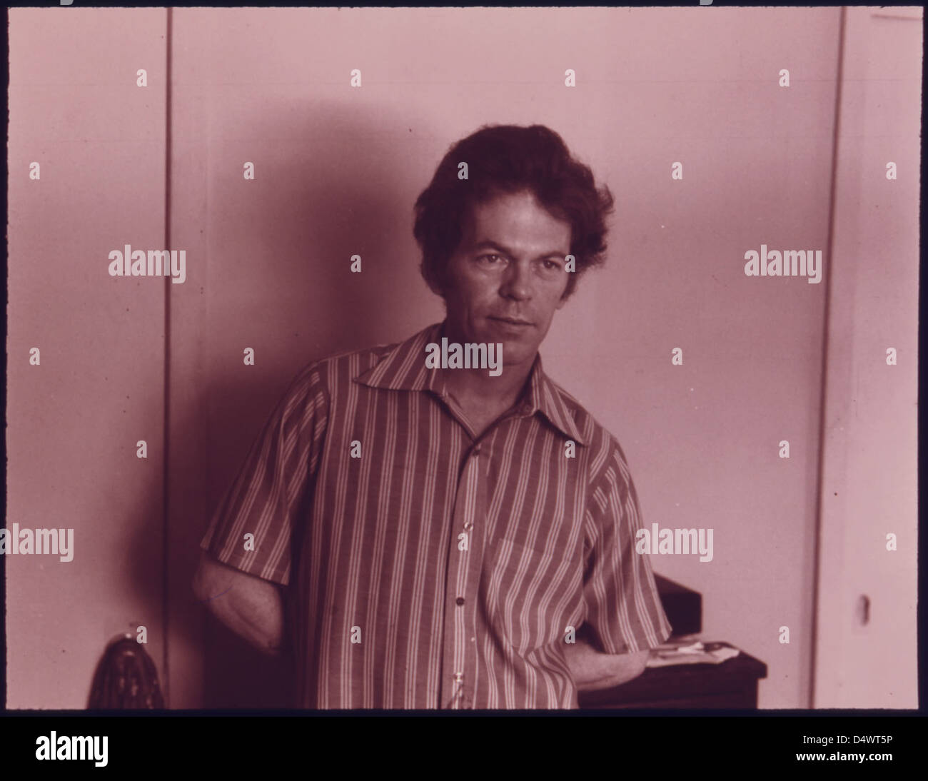 Ein Mann namens Jimmy, fotografiert in seinem Haus in Houston, Texas, im April 1973. Das Bild ist Teil des DOCUMERICA-Projekts, das den Alltag in Amerika dokumentiert. Stockfoto