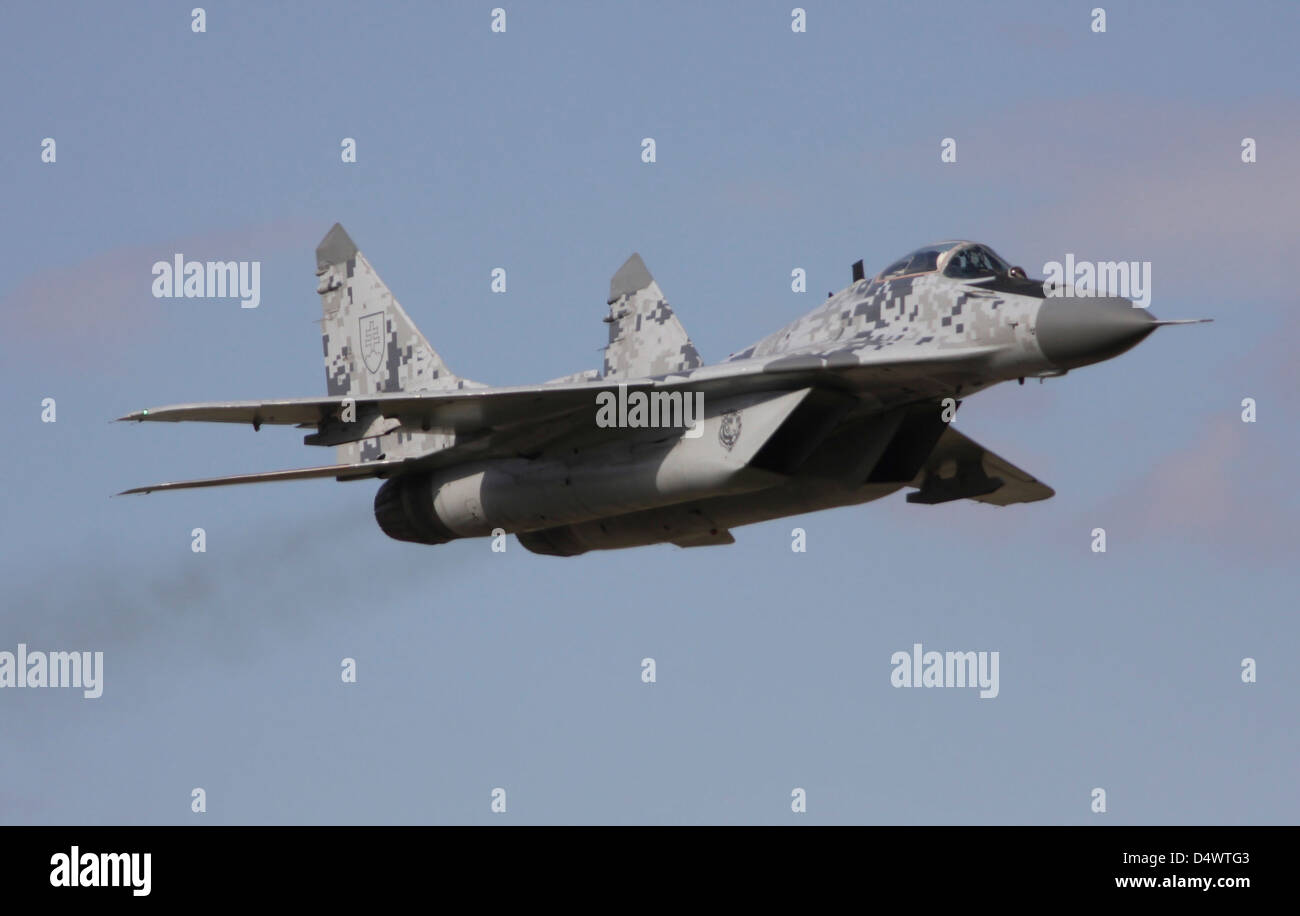 MIG-29 der slowakischen Luftwaffe in digital Tarnung in Hradec Kralove, Tschechische Republik. Stockfoto