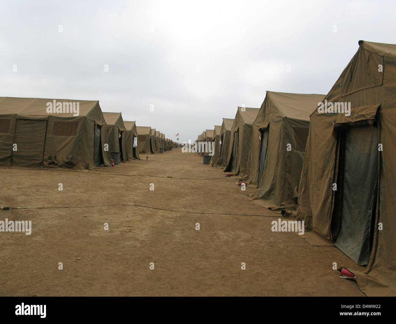 Eine Reihe von Zelten am Red Beach, Camp Pendleton, Kalifornien. Stockfoto