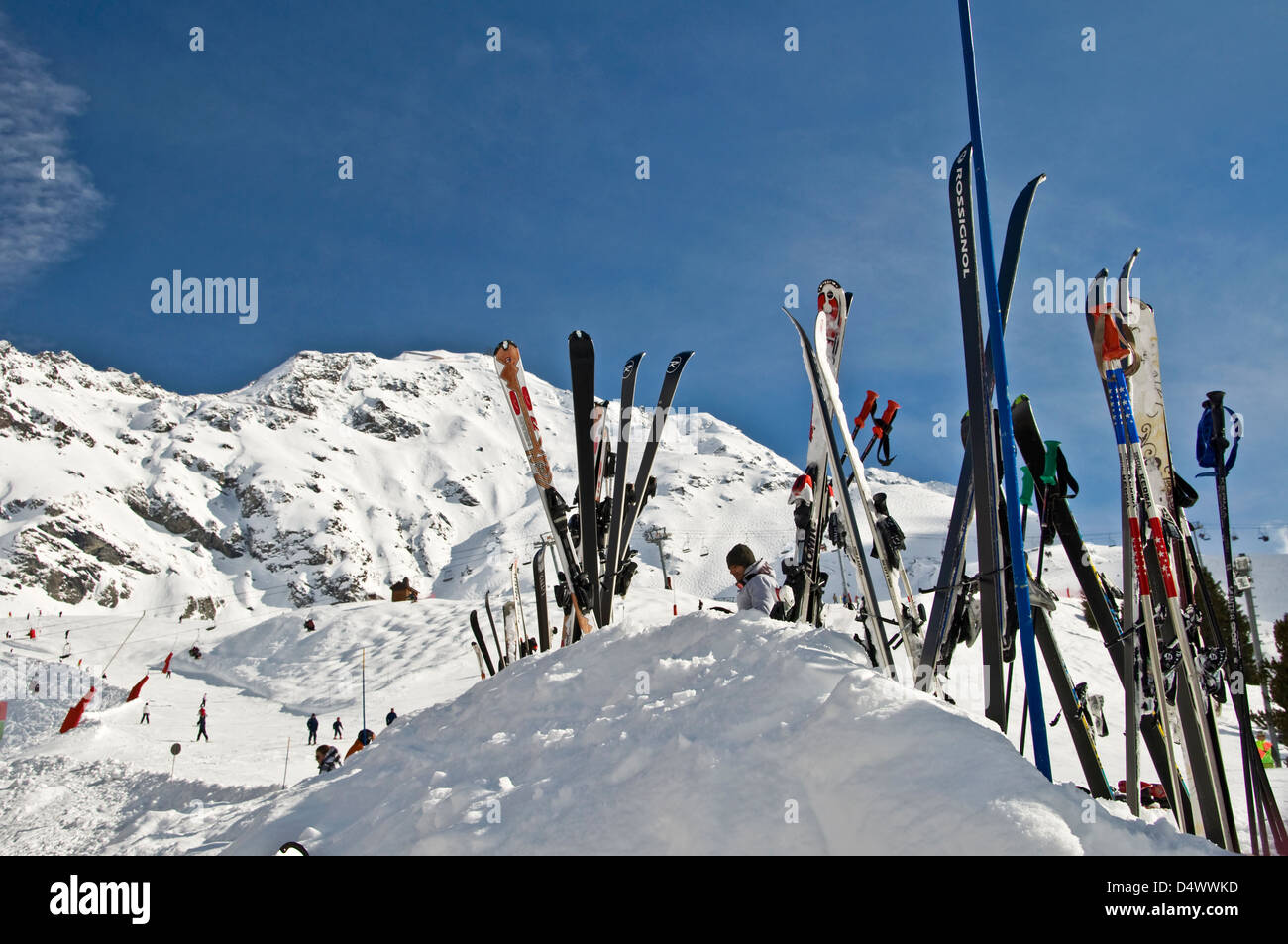 Ski im Schnee, Gebirgshintergrund stehend Stockfoto