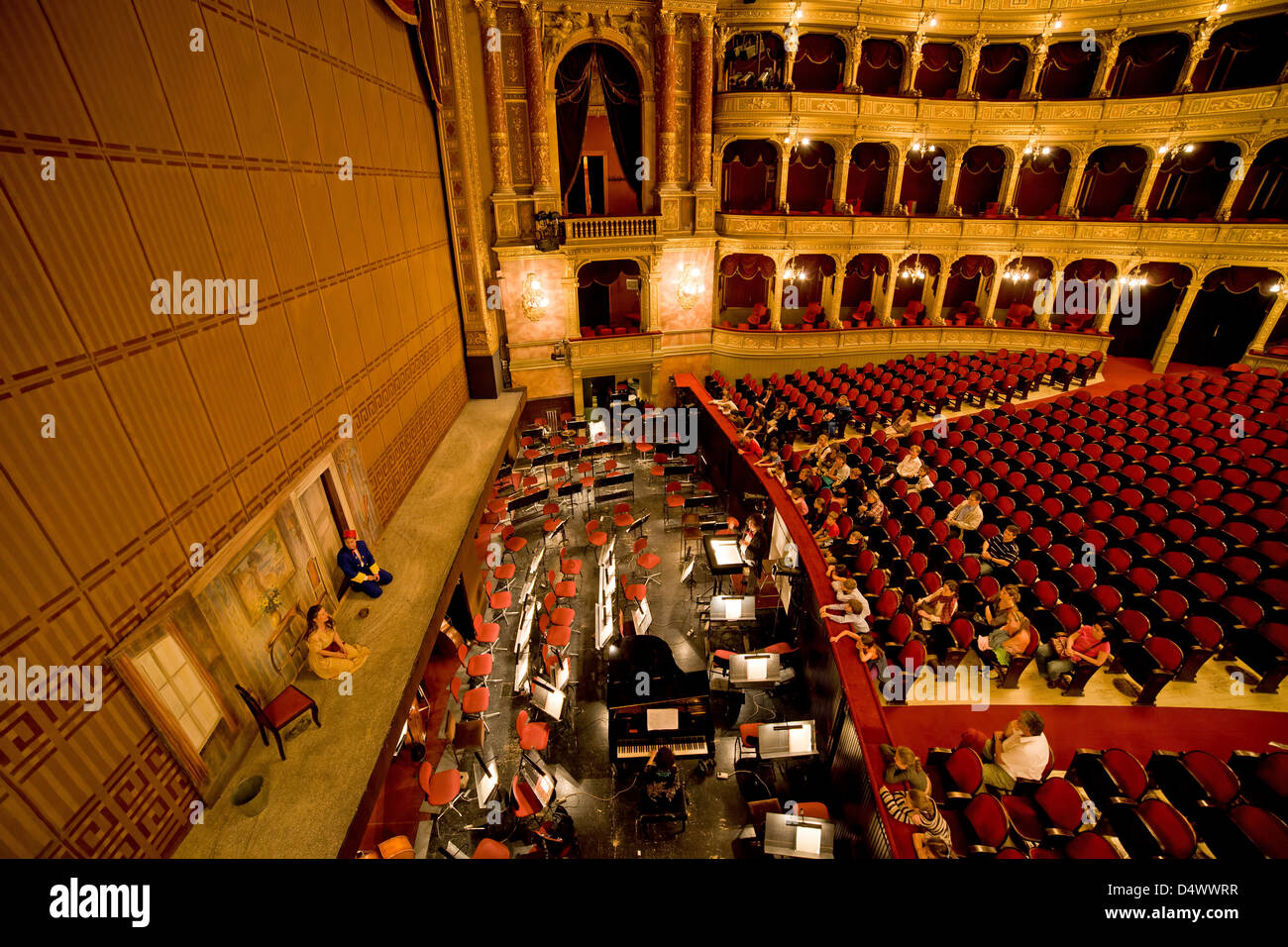 Auditorium, Orchester und Bühne, Innere der Oper von Budapest in Ungarn. Stockfoto