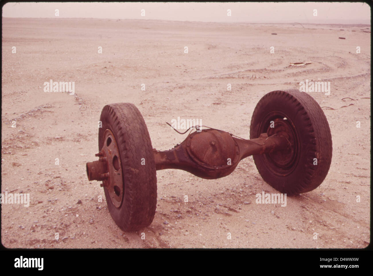 Ein Foto vom Mai 1973 zeigt eine verlassene Autoachse, die auf einer Deponie am Spring Creek in der Nähe von Jamaica Bay entsorgt wurde. Das Bild zeigt die Entsorgungsverfahren für städtische Abfälle in den 1970er Jahren Stockfoto