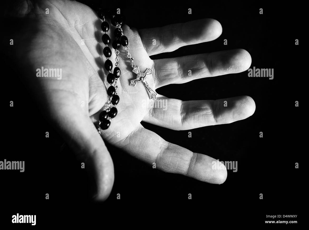 Hand mit rosenkranz Schwarzweiß-Stockfotos und -bilder - Alamy