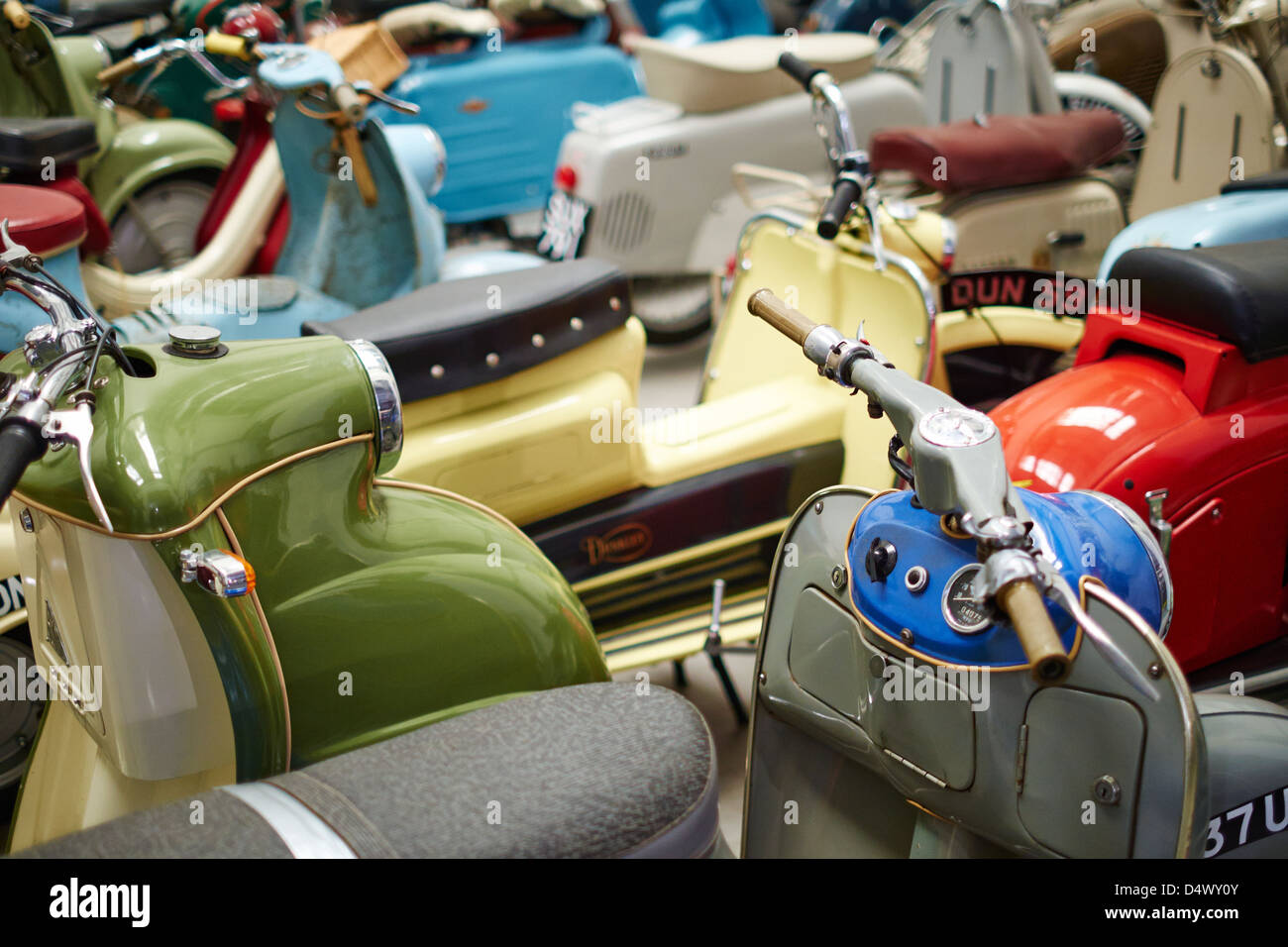 Sammlung von Vespas Verkehrsmuseum Coventry UK Stockfoto