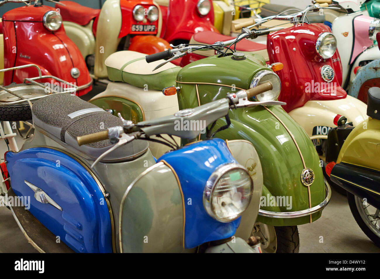 Sammlung von Vespas Verkehrsmuseum Coventry UK Stockfoto