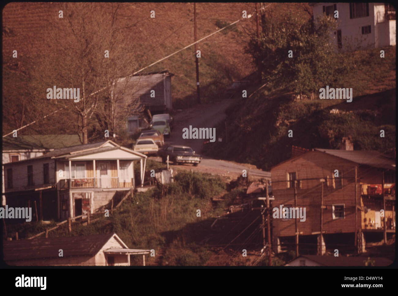 Dieses Foto vom April 1974 zeigt Häuser auf einem Hügel in Logan, West Virginia. Das Layout spiegelt die Knappheit an ebenem Land in der Kohlebergbauregion wider. Stockfoto
